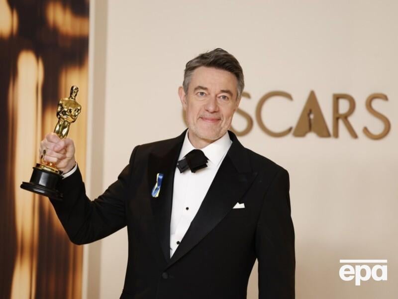 Лауреат премії "Оскар 2025" Строган з'явився на церемонії зі значком у вигляді українського прапора. Фото Лауреат премії "Оскар 2025" Строган з'явився на церемонії зі значком у вигляді українського прапора. Фото
