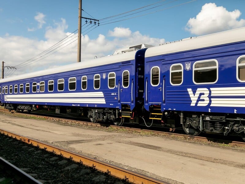 Поїзд із Перемишля до Києва дочекався пасажирів, які запізнювалися через затримку рейсу з Кракова