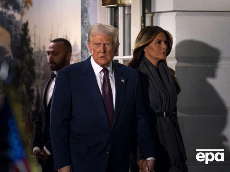 Тримав силоміць за руку й першим сів у автомобіль. ЗМІ розповіли про публічну сварку Трампа з дружиною