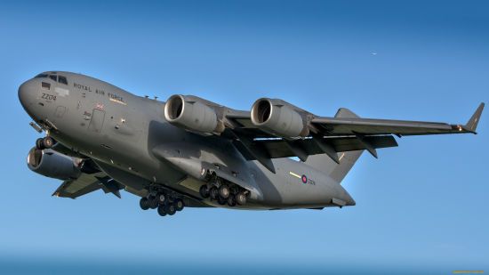 Літаки зі зброєю США розвернули у повітрі: як виконувався наказ Трампа зупинити допомогу Україні