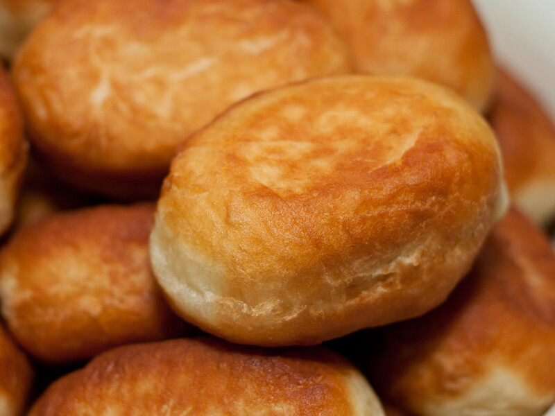 "Ви маєте їх приготувати – це неймовірно смачно". Смажені пиріжки з куркою, сиром і грибами