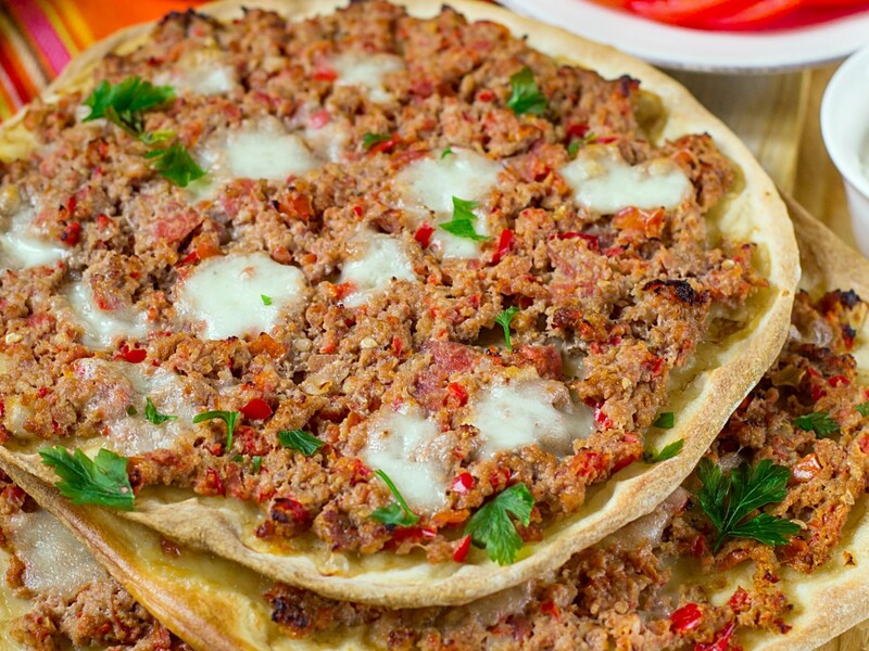 Змішайте фарш із цим – і турецька піца вийде соковитою, ароматною й дуже смачною. Рецепт Ярославського