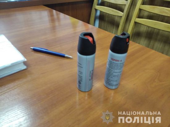 Сльозогінний газ та лайка: у Києві поліція затримала чоловіка у розшуку