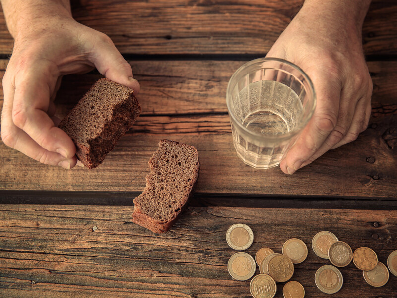"Запліснявілий хліб не тільки можна, а й потрібно використовувати" – як приготувати натуральне добриво