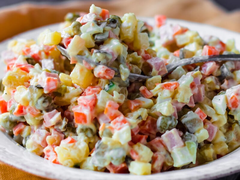 Змішайте ці інгредієнти – і грибний салат "Олів'є" вийде легшим, але не менш ситним і смачним