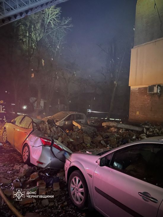 Удар БпЛА по багатоповерхівці у Чернігові: рятувальники загасили пожежу