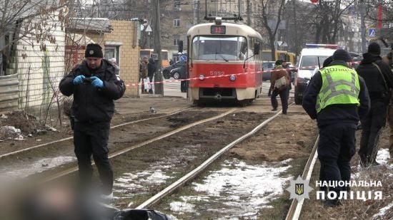 У Києві на трамвайних коліях знайшли вбитого чоловіка: поліція затримала підозрюваного