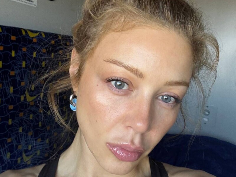 Тіна Кароль показала, як на столі в купе поїзда займається йогою. Відео