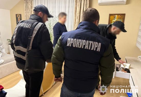 На Львівщині викрили банкірів, які привласнювали кошти клієнтів, перевипускаючи їхні картки