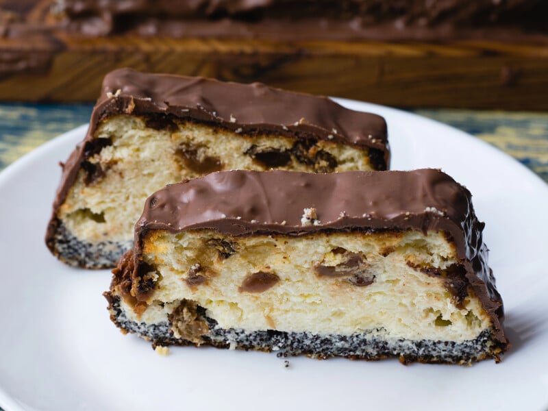 І наостанок – залийте його шоколадом. Рецепт ідеального львівського сирника з родзинками без манки й борошна