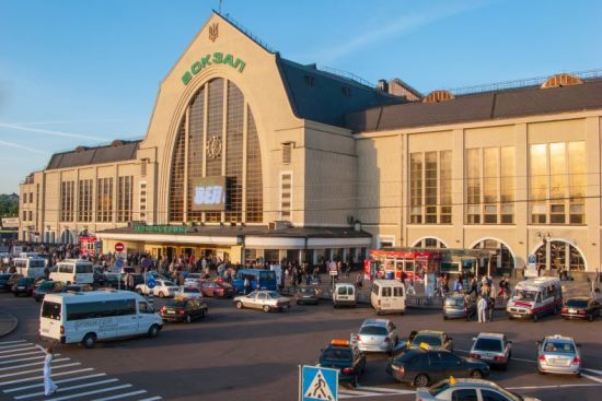 На станції метро "Вокзальна" виявили підозрілу коробку: що в ній було