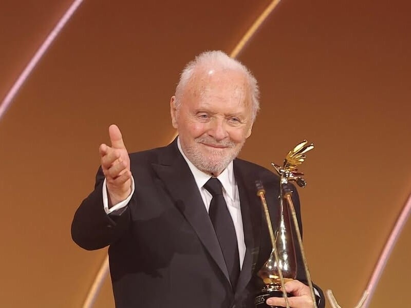 87-річний Гопкінс видасть "гострі та пристрасні" мемуари про боротьбу з алкоголізмом і важке дитинство