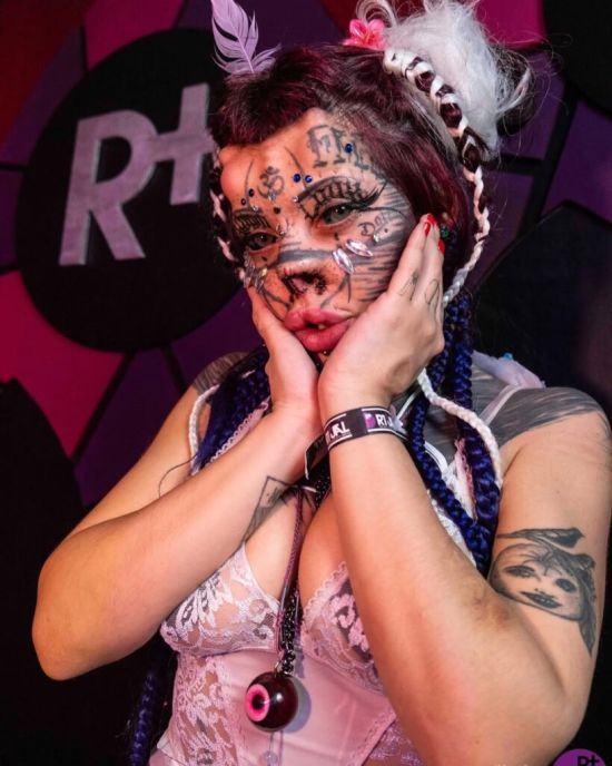 Дівчина видалила собі ніс і зробила тату на очах, щоб стати людиною-зомбі-кішкою – фото