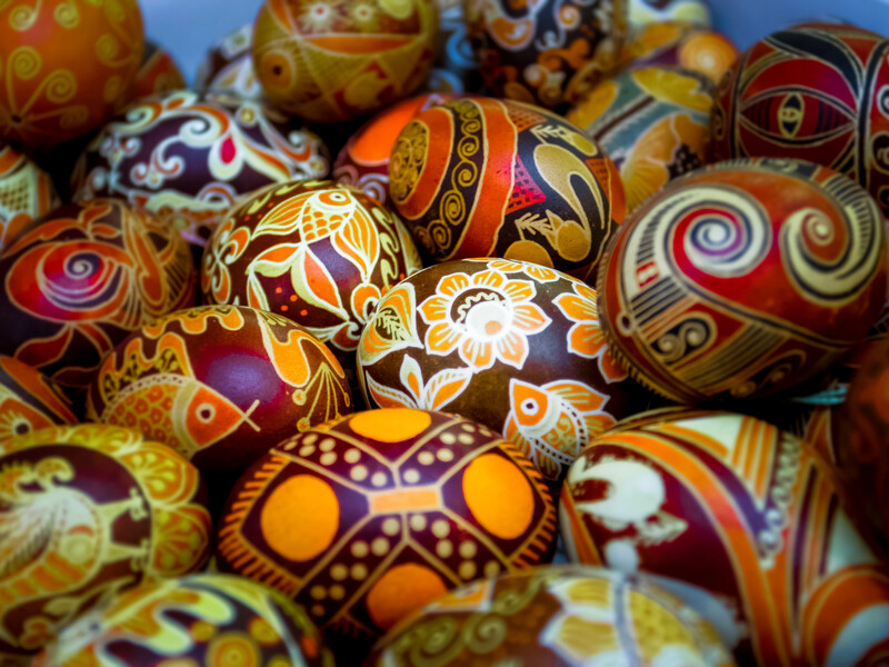 Радість, щедрий урожай, нескінченність життя. Що означають кольори й орнаменти писанок