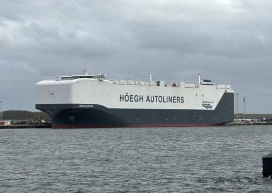 Монстр морів: найбільший у світі автовоз вміщує понад 9000 машин (фото)