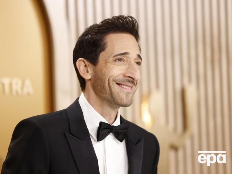 Броуді кинув у зал використану жуйку, перш ніж вийти на сцену для отримання "Оскара". Відео