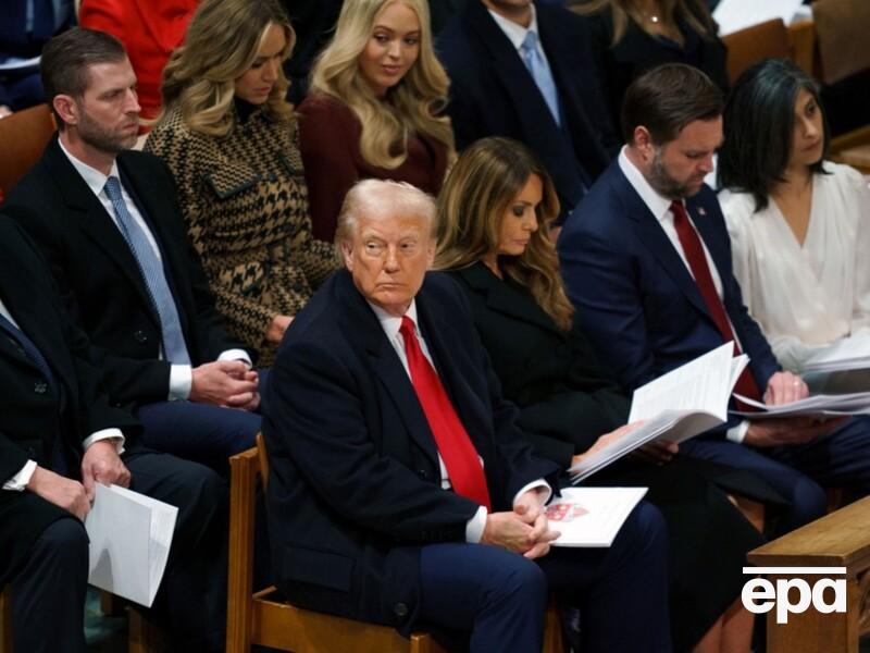 У мережі стало вірусним відео, у якому перша леді США не дає 78-річному Трампу заснути на публіці