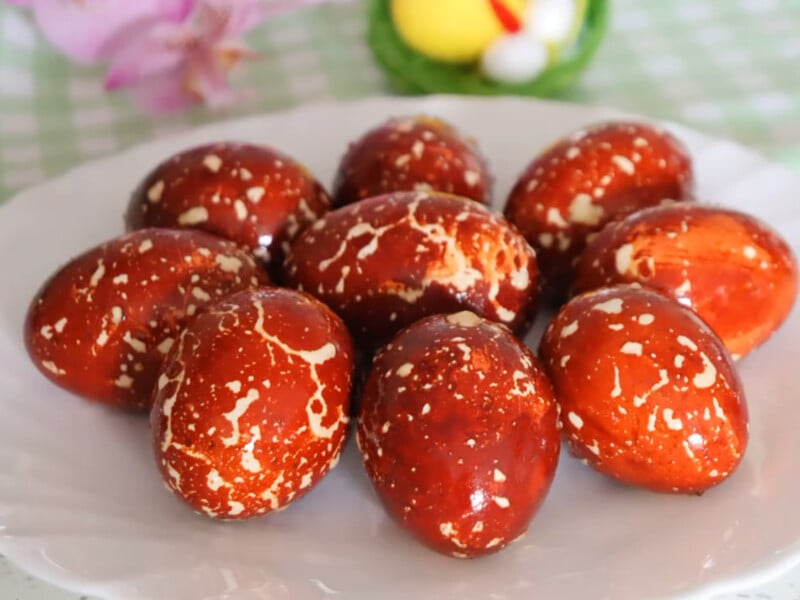 Натріть це на тертці – і вийдуть галактичні крашанки. Лайфхак, як без хімії пофарбувати яйця на Великдень