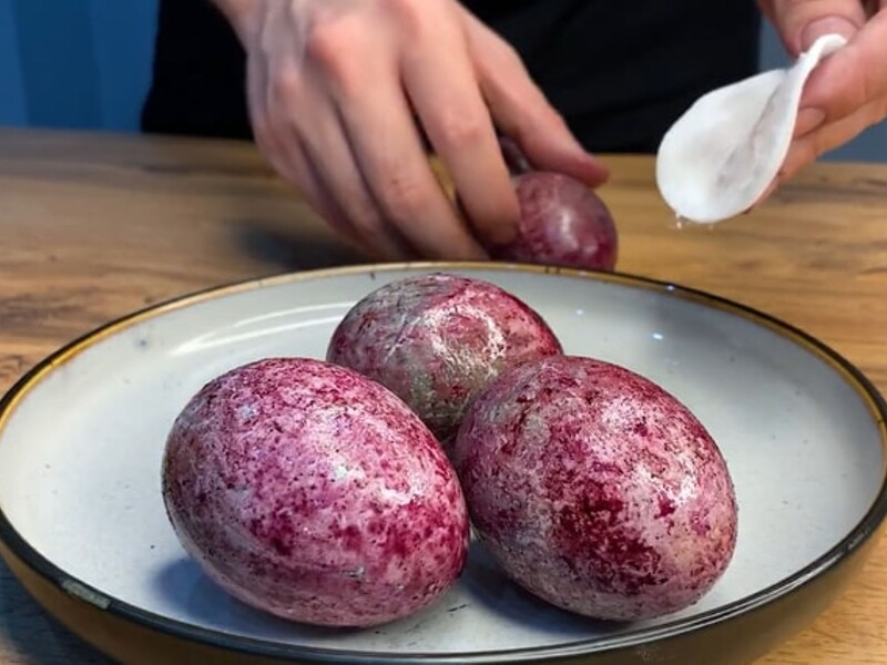 Залийте це вином – і вийдуть мармурові крашанки без хімії. Лайфхак, як пофарбувати яйця на Великдень