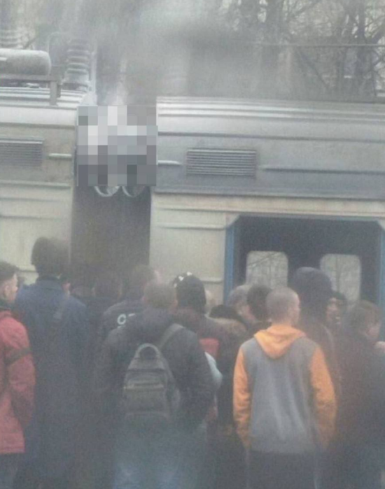 Помер хлопець, якого вдарило струмом на даху електрички