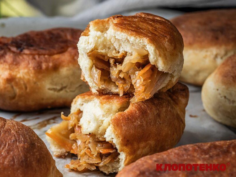 "Хрустка скоринка й ніжне тісто". Приготуйте смажені пиріжки з капустою цим способом