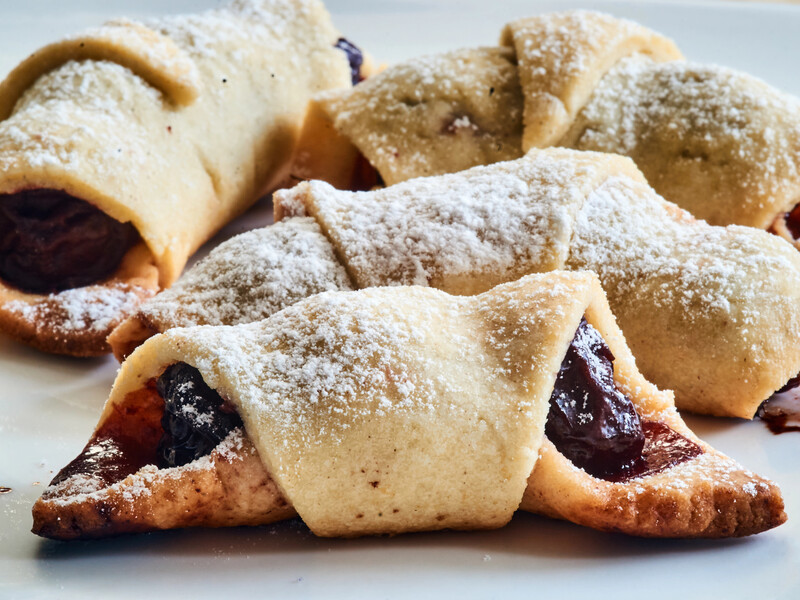 На край тіста викладіть начинку, скрутіть і випікайте. Пісні рогалики на воді та олії