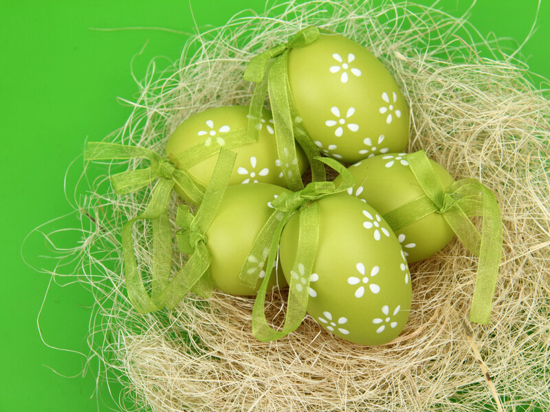 Додайте це у воду – і крашанки стануть оливкового кольору. Лайфхак, як без хімії пофарбувати яйця на Великдень