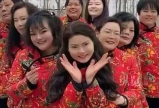 Подружжя, яке має 9 доньок, але мріяло про сина, здивувало іменами дівчат: як їх звати