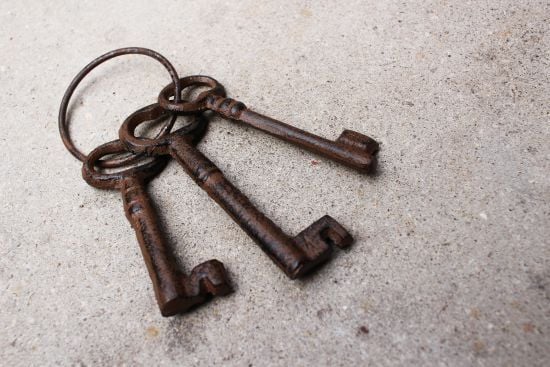 Які предмети категорично не можна піднімати з землі, можна накликати на себе біду