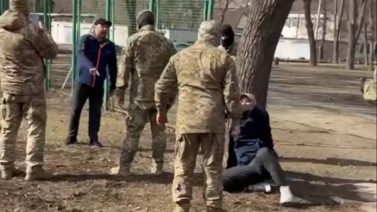 У Харкові працівники ТЦК у балаклавах побилися з цивільними: в хід пішли кастет і пістолет (відео)