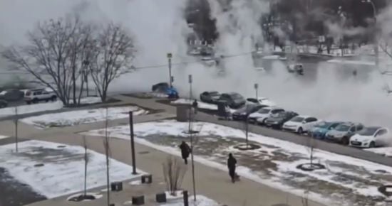 У Москві стався прорив труби: вулиці затопило окропом