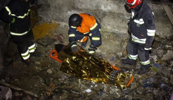 Металева пастка: у Харкові чоловік заліз у трубу і не зміг вибратися