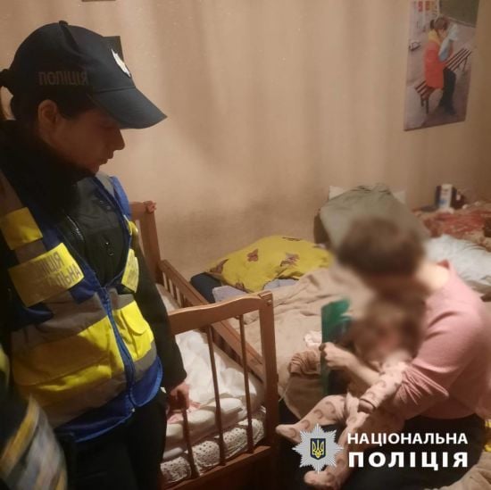 Зачинилася в чужій квартирі з дитиною: в Києві у п'яної матері вилучили немовля