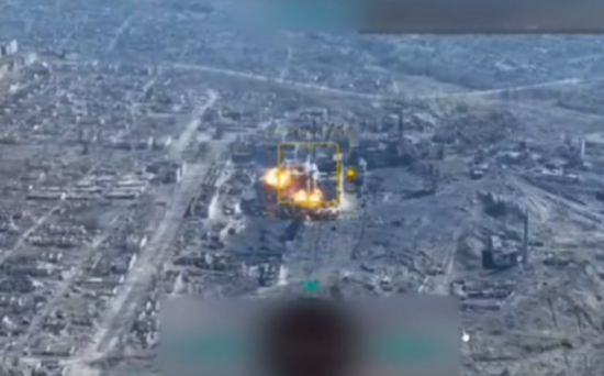 Повітряні сили вдарили по місцю розміщення росіян у Торецьку (відео)