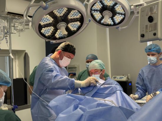 Пацієнта вивели з наркозу посеред операції: львівські хірурги успішно видалили пухлину