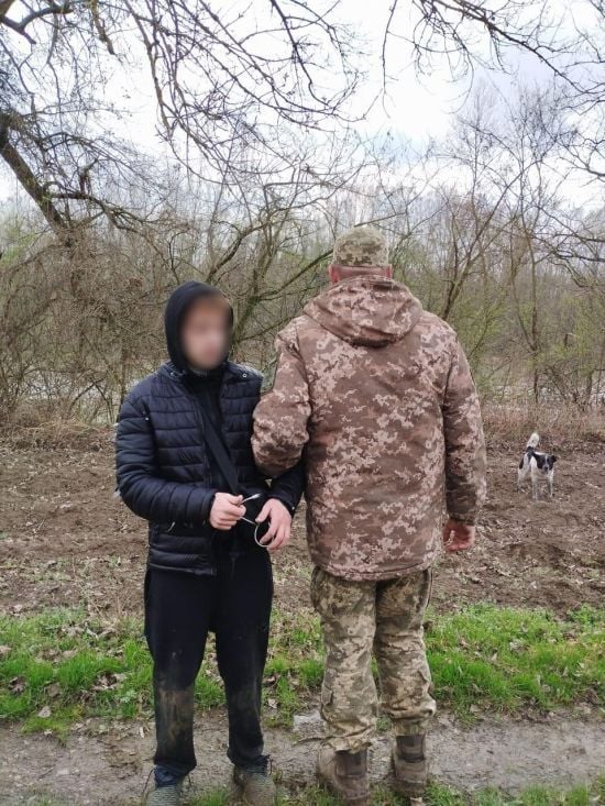 Ледь не втопився в Тисі за 15 тис. доларів: львів’янина врятували прикордонники (фото)