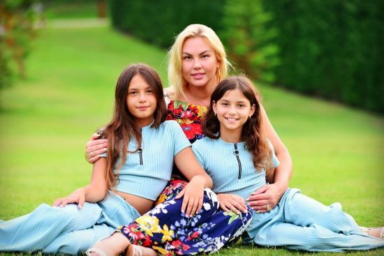 Камалія порозважалася з доньками-двійнятами за кордоном і показала їхні небезпечні трюки