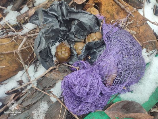 У центрі Києва перехожий знайшов пакунок з ймовірними гранатами