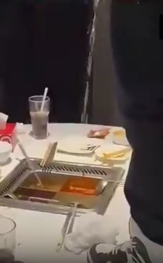 Ресторан виплатить компенсацію 4 000 клієнтам після того, як підлітки надзюрили у бульйон (фото)