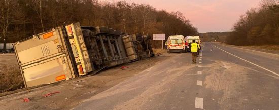 Моторошне зіткнення вантажівки та автобуса на Львівщині: є загиблий та постраждалі (фото)