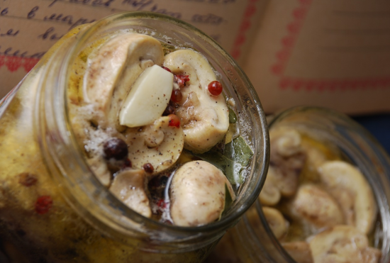 На Буковині сім'я отруїлася грибами: жінка померла, чоловік та син – у лікарні