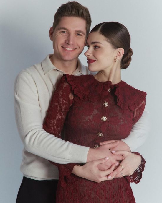 Дружина Остапчука розкрила, в якій країні відпочиває з чоловіком, і показалася з тримісячним сином