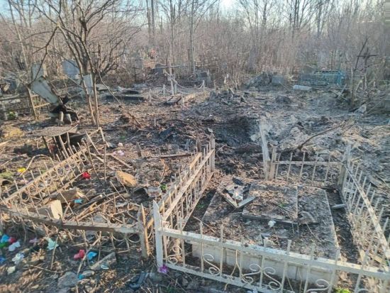 Ворог вдарив по кладовищу в Одесі: зруйновано десятки могил (фото)