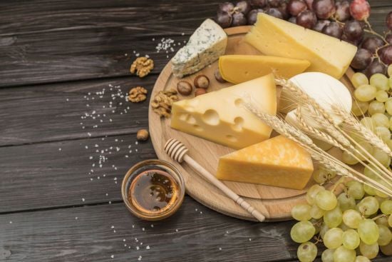 Чи можна заморожувати твердий сир: скільки часу зберігається продукт у холодильнику