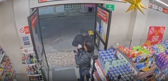 Озброєну поліцейську пограбували під дулом пістолета – фото
