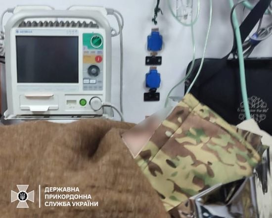 Ледь не загинув від холоду: прикордонники врятували порушника, який заблукав у горах (фото)