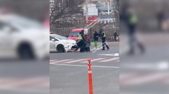 У Києві біля вокзалу поліція жорстко затримала батьків на очах малолітньої дитини: відео