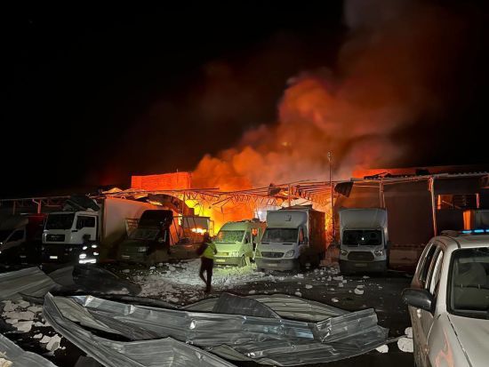 Росіяни прицільно вдарили по терміналу "Нової пошти" в Сумах: фото і відео руйнувань