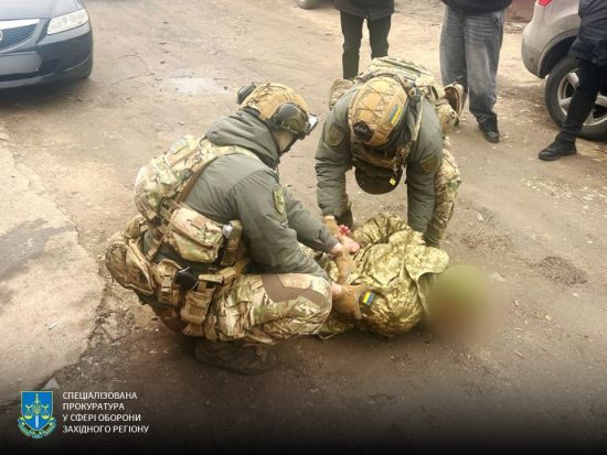 Хотів "відмазати" від служби за $5 тисяч – на Хмельниччині затримали військового Хотів "відмазати" від служби за $5 тисяч – на Хмельниччині затримали військового