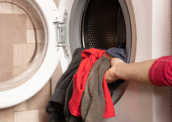 Цю помилку роблять 97% людей, не здогадуючись про неї: через це пральна машинка руйнує одяг